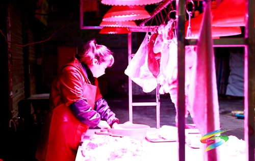 黔東農(nóng)貿(mào)市場(chǎng)恢復(fù)營(yíng)業(yè)  保障市民物資供應(yīng)