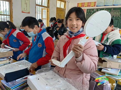 490盞LED愛心臺燈照亮妙隘鄉(xiāng)完小學(xué)生書桌