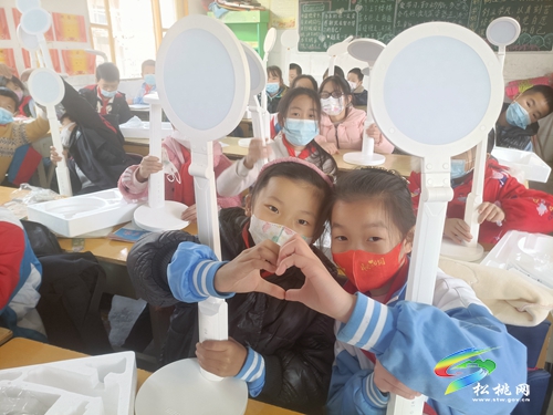 490盞LED愛心臺燈照亮妙隘鄉(xiāng)完小學(xué)生書桌