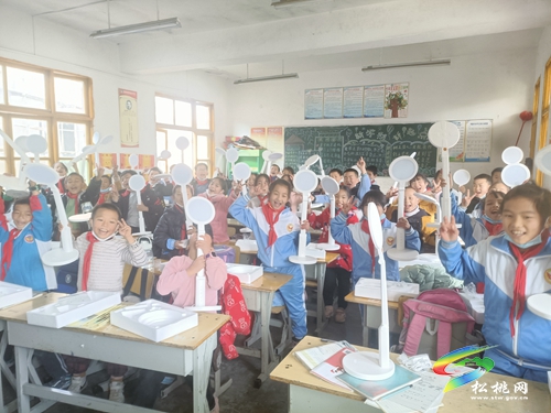 490盞LED愛心臺燈照亮妙隘鄉(xiāng)完小學(xué)生書桌