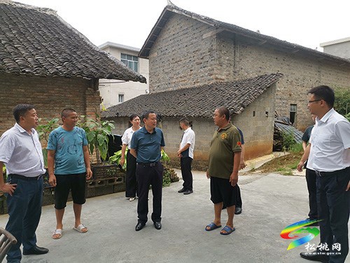 龍群躍“八一”前夕走訪慰問退役軍人
