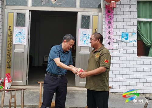 龍群躍“八一”前夕走訪慰問退役軍人
