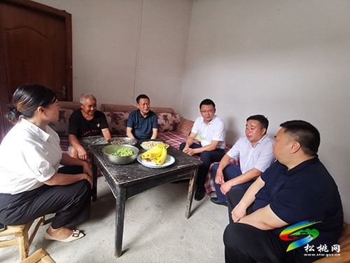 龍群躍“八一”前夕走訪慰問退役軍人