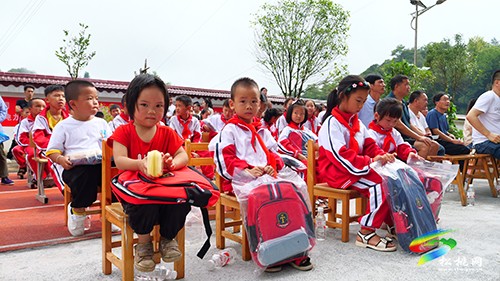 烏羅鎮(zhèn)舉行“小荷花助學(xué)基金會”捐贈儀式