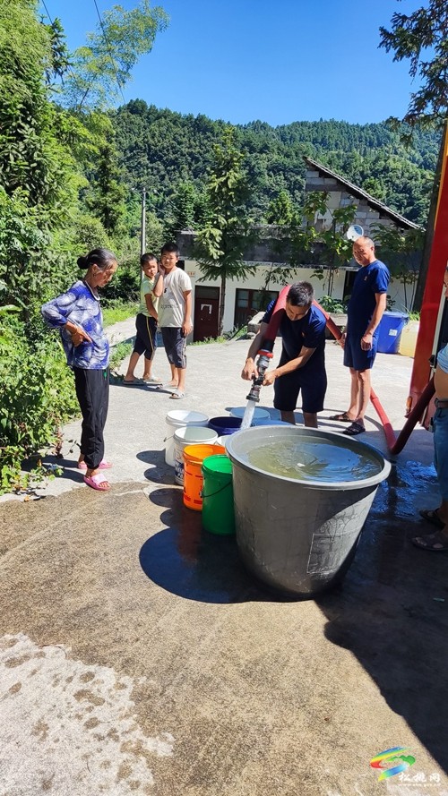 孟溪鎮(zhèn)：酷暑炎熱用水急，消防送水解民憂