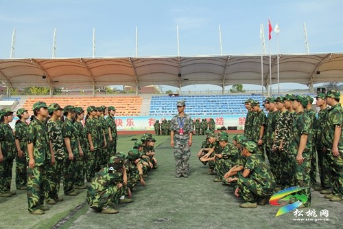 松桃民族中學(xué)開(kāi)展2022級(jí)高一新生軍訓(xùn)