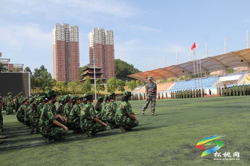 松桃民族中學(xué)開(kāi)展2022級(jí)高一新生軍訓(xùn)