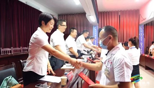 松桃人民醫(yī)院召開第五個“8.19”中國醫(yī)師節(jié)表彰大會