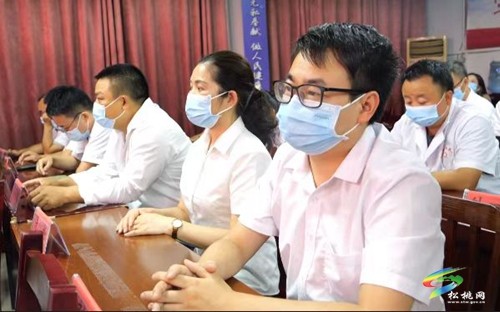 松桃人民醫(yī)院召開第五個“8.19”中國醫(yī)師節(jié)表彰大會