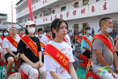 甘龍片區(qū)舉行第八屆“金秋助學(xué)”活動(dòng)