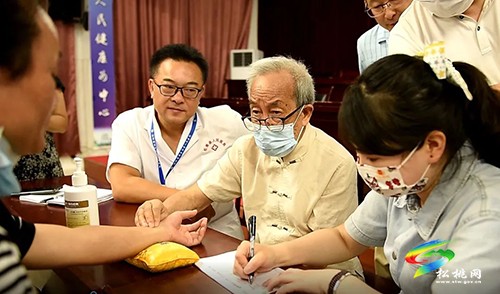 松桃舉辦“醫(yī)”心向黨·服務(wù)苗鄉(xiāng)群眾大型義診活動