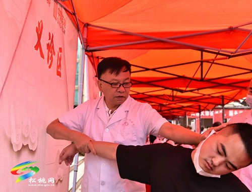 松桃舉辦“醫(yī)”心向黨·服務(wù)苗鄉(xiāng)群眾大型義診活動