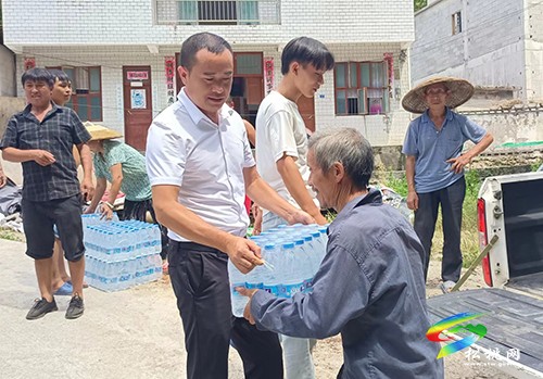 松桃：昨日奔波跑物流　今日抗旱運(yùn)輸兵