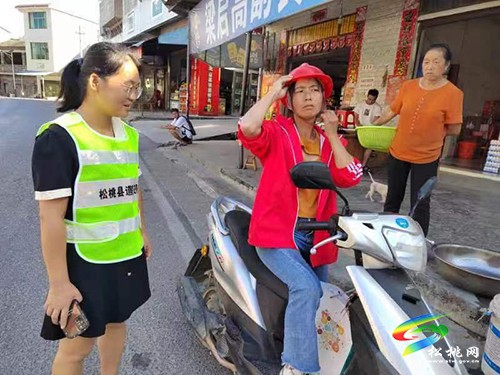 普覺(jué)鎮(zhèn)村級(jí)勸導(dǎo)員開(kāi)展道路交通勸導(dǎo)工作