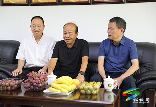 龍群躍開展教師節(jié)慰問活動