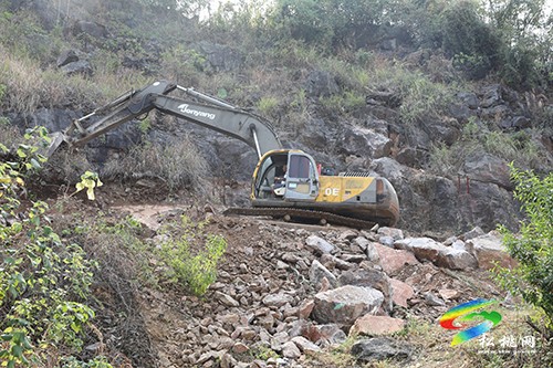 松桃公路管理段及時處置危巖 消除安全隱患