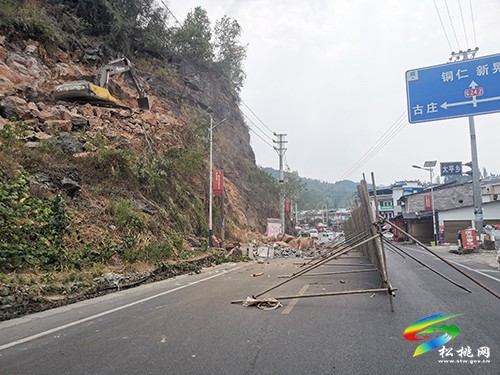 松桃公路管理段及時處置危巖 消除安全隱患