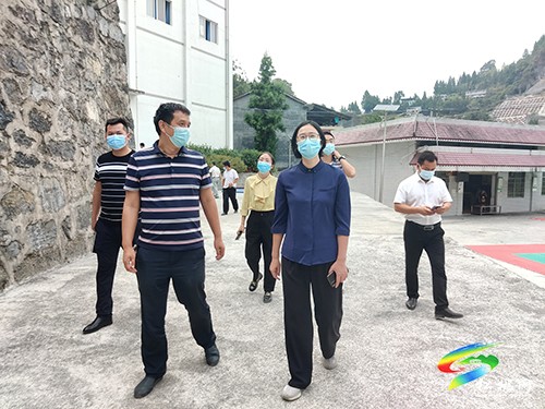 廖東梅到縣第三幼兒園、冷水溪鎮(zhèn)完小督導疫情防控工作
