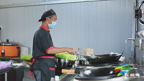 【和諧幸福新松桃】大路鎮(zhèn)：暖心餐廳 托起幸?！跋﹃?yáng)紅”