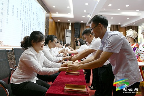 松桃第一完小39名青年教師現(xiàn)場“行禮拜師”