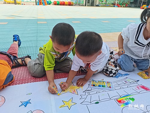 寨英鎮(zhèn)上寨幼兒園開展“迎國慶百米繪畫”活動