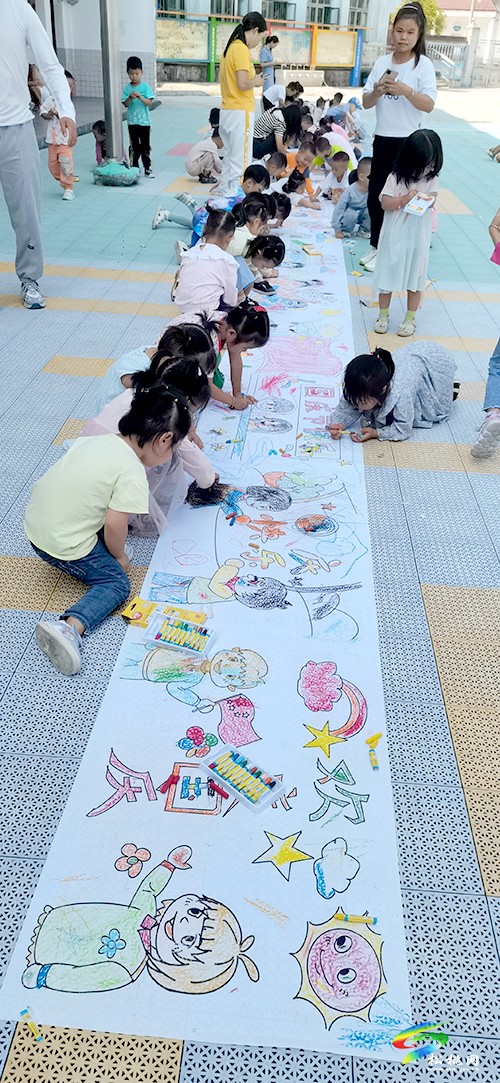 寨英鎮(zhèn)上寨幼兒園開展“迎國慶百米繪畫”活動
