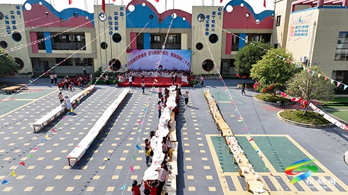松桃第三幼兒園：師生手繪百米長卷喜迎國慶
