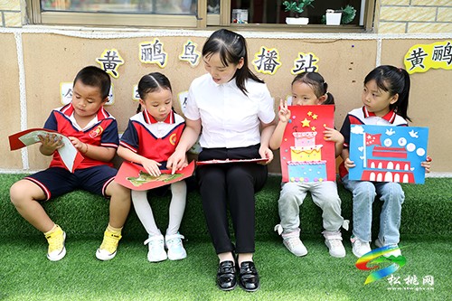 松桃第三幼兒園：師生手繪百米長卷喜迎國慶