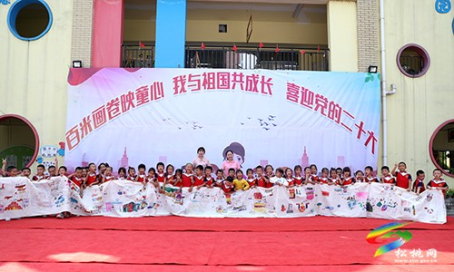 松桃第三幼兒園：師生手繪百米長卷喜迎國慶