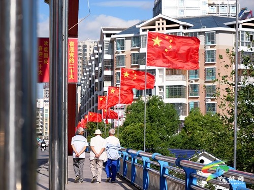 松桃：國(guó)慶處處洋溢“中國(guó)紅”