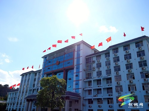 松桃：國(guó)慶處處洋溢“中國(guó)紅”