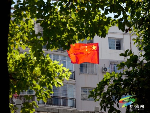 松桃：國(guó)慶處處洋溢“中國(guó)紅”