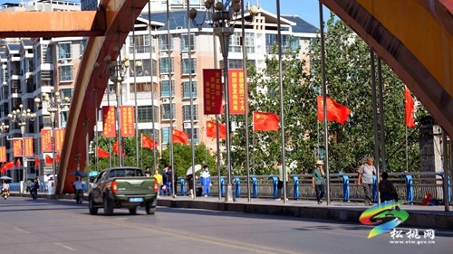 松桃：國(guó)慶處處洋溢“中國(guó)紅”