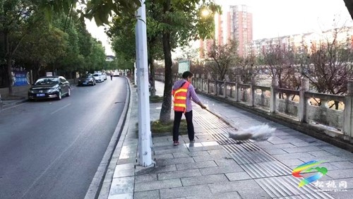 松桃：環(huán)衛(wèi)工人堅(jiān)守崗位 守護(hù)城市潔凈美麗