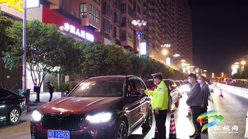 松桃紀(jì)委交警聯(lián)合執(zhí)紀(jì)執(zhí)法確保黨的二十大召開(kāi)期間道路交通安全