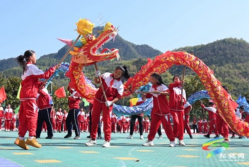 二十大時(shí)光：松桃 “非遺滾龍”舞起來