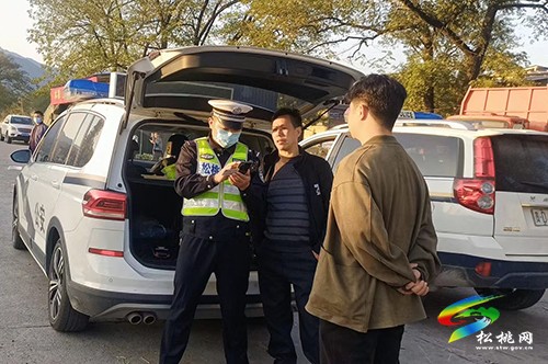 松桃公安交警大隊(duì)聯(lián)合寨英鎮(zhèn)開展校園周邊交通環(huán)境整治專項(xiàng)行動(dòng)