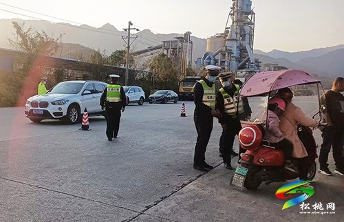 松桃公安交警大隊(duì)聯(lián)合寨英鎮(zhèn)開展校園周邊交通環(huán)境整治專項(xiàng)行動(dòng)
