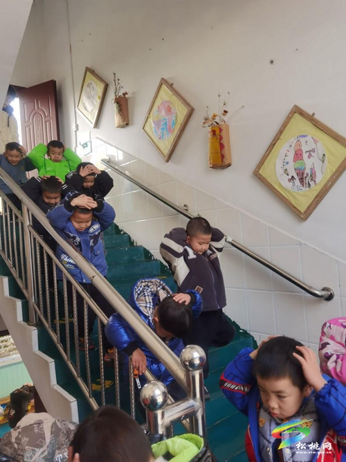 孟溪幼兒園開(kāi)展防震應(yīng)急疏散演練