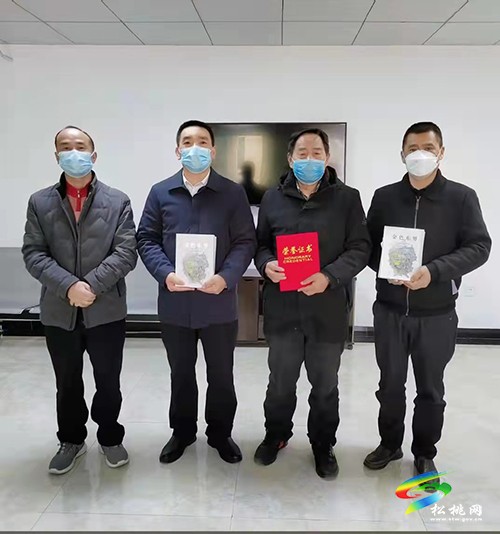 散文集《金色東努》捐贈(zèng)儀式在松桃檔案館舉行
