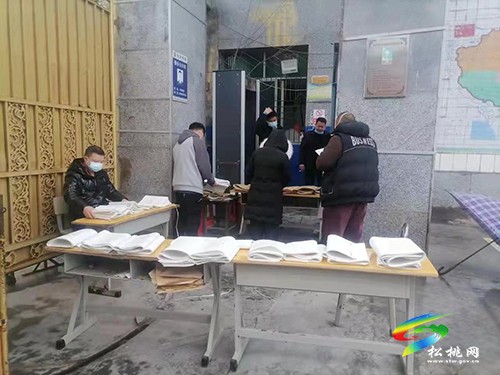 松桃第三高級(jí)中學(xué)為居家學(xué)生派送復(fù)習(xí)資料