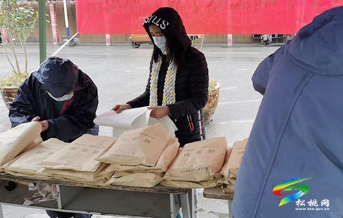 松桃第三高級(jí)中學(xué)為居家學(xué)生派送復(fù)習(xí)資料