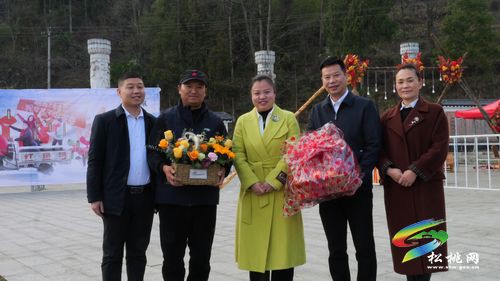 田筑玉走訪慰問我縣百萬大v歌手天生兄妹