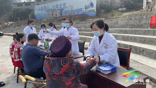 松桃:溫暖中藥包 關愛在行動