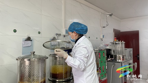 松桃:溫暖中藥包 關愛在行動