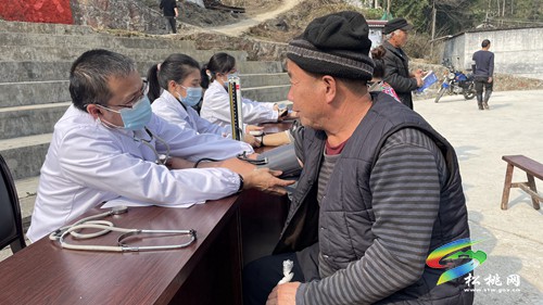 松桃:溫暖中藥包 關愛在行動