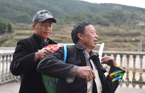 松桃:發(fā)放優(yōu)質(zhì)種子 助力春耕備耕