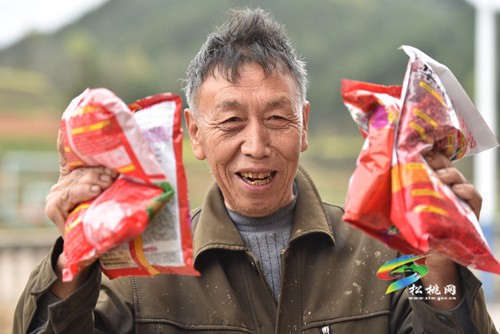 松桃:發(fā)放優(yōu)質(zhì)種子 助力春耕備耕