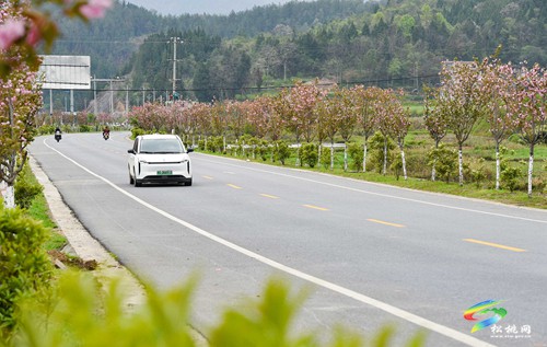 松桃：建好公路促振興