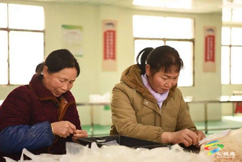 貴州松桃：車間建村頭 致富有奔頭